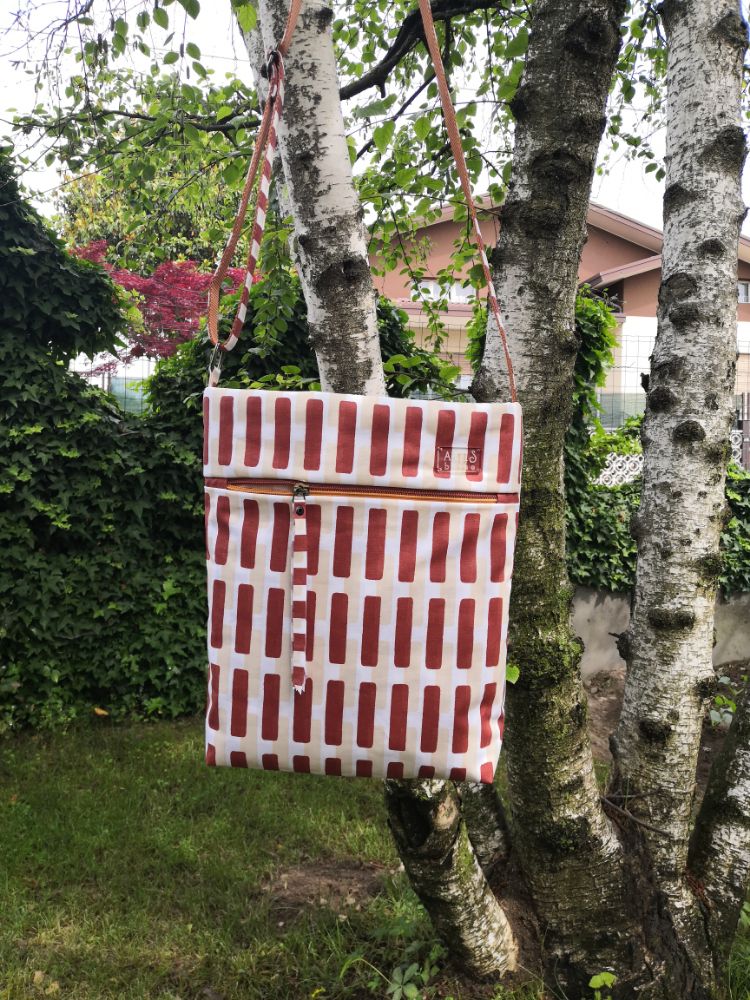 Borsa bianca e rossa
