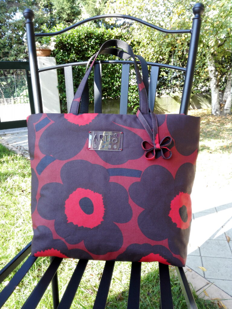 Borsa rossa e nera
